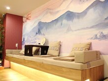 待合スペースも広々♪リラックスしながらメニューをお選び下さい☆