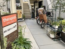 セラピッシュネイル (therapish nail)の雰囲気（雨の日も濡れない(^^)屋根付きの広い駐輪場もあります！）