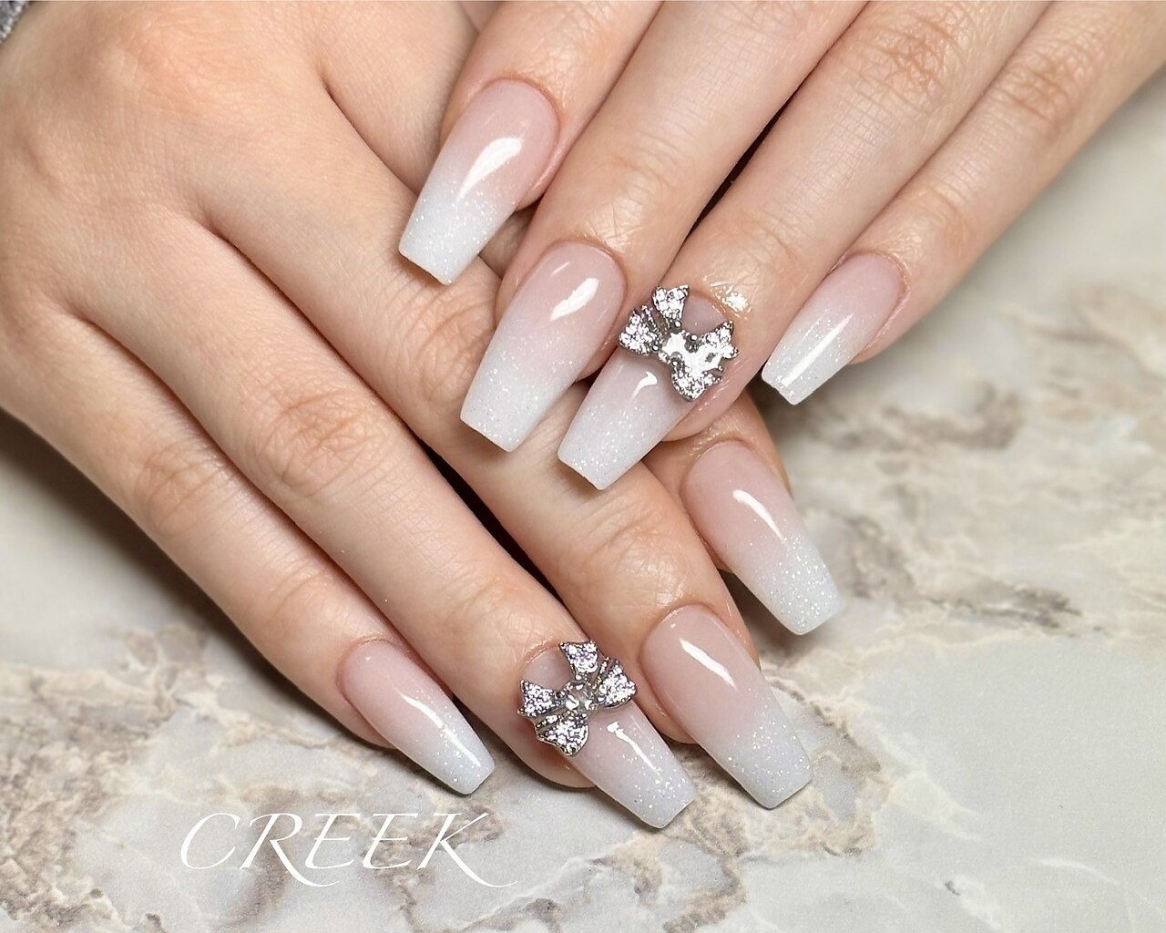 2025年-2026年冬トレンド】ホワイト ハンド スーパーロングのネイル