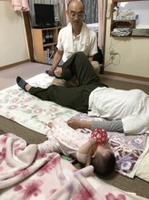 経絡整体院中村/産後の体の歪、矯正　施術風景