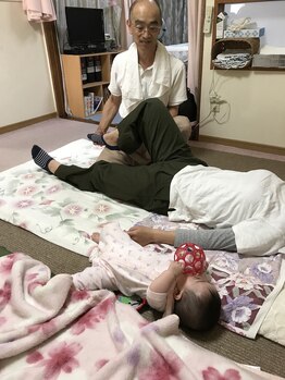 経絡整体院中村/産後の体の歪、矯正　施術風景