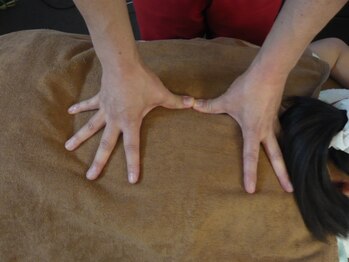 アタック鍼灸院(ATAC鍼灸院)/背部への手技