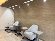 背もたれチェアーでゆったり施術