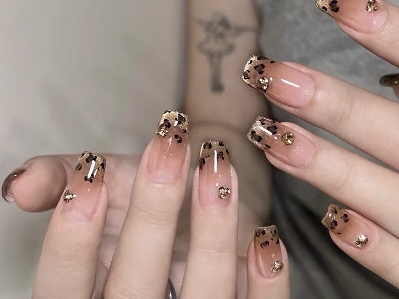 2026年冬トレンド】ヒョウ柄 ラメグラデーションのネイル