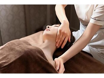 手づくり美顔サロン花 福岡天神本店の写真/【感動のリフトアップフェイシャル】プロによるハンドマッサージ×マシンケアで根本からしわ/たるみ改善♪