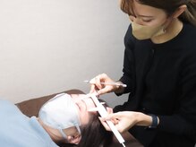 イール(ER)/アイブロウスタイリング施術風景