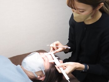 イール(ER)/アイブロウスタイリング施術風景