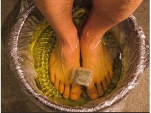 足優 赤坂(あしゆう)の雰囲気（肩揉みしながら、生姜の足湯無料サービス!）