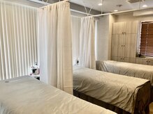 薬手名家 南青山店の雰囲気（カーテンで区切られておりベッドが3台ございます。(２台稼働)）