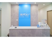 ミダシー 藤沢店の雰囲気(リラックスできるチェアと、美容室のような開放感ある空間が特徴)