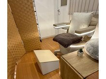 パーテーションで個室空間作り。服を着たまま30分座るだけ。