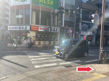 ヌアラ(Nuala)/日高屋の手前で右折します