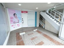 店舗前が無料駐車場なので人目も気にならない♪