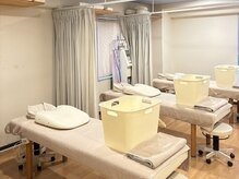 全６床のベッド完備。カーテンで仕切られる半個室。