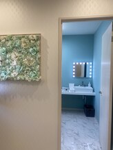 ホワイトマジック(White Magic)/個室1入口