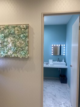 ホワイトマジック(White Magic)/個室1入口