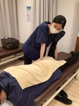 くまのみ整骨院 武蔵浦和院/太ももの筋肉を伸ばします！