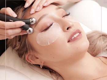 バーバーショップ 大阪本店(BARBER SHOP)の写真/【マンハッタンピーリフト】“土台”にアプローチする新感覚のリフトケア◎年齢を感じさせないお肌へ♪