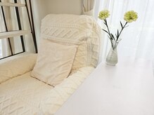 ネイルズアンドビューティー バイ エム(Nails and Beauty by M)の雰囲気（ 季節の花とふかふかのチェア。心まで癒える贅沢なひとときを。）