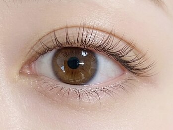 リジュ 渋谷(RIJU)の写真/【モチの良さに感動】超軽量フラットラッシュ《無制限つけ放題》で、品のある濃密な目元へ！
