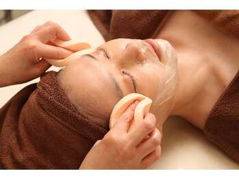 サロンドエステ ルヴニール(salon de esthe revenir)/丁寧にふき取っていきます