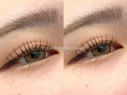 窓と彗星の写真