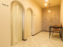 ククリ(kukuri.)の雰囲気（ビル４階角部屋にある青い扉が目印！そこを入るとお洒落な空間）