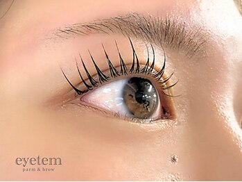 アイテム 阪急高槻店(eyetem)の写真/【人気NO,1パリジェンヌラッシュリフト】下がったまつ毛を根本から立ち上げぱっちりとした目元に