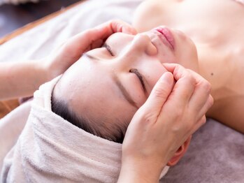 カリスティ(CHARIS.T)の写真/【小顔特化】話題のレモンボトルで脂肪分解!二重あご・たるみ改善・シャープなフェイスラインで小顔形成