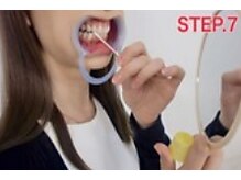 ホワイトニングサロン 四日市white/歯の表面にジェルの塗布