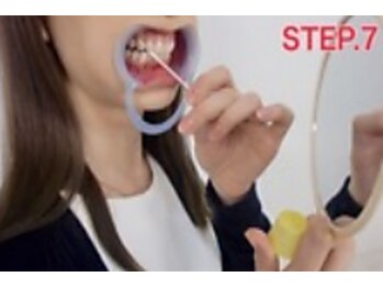 ホワイトニングサロン 四日市white/歯の表面にジェルの塗布