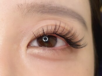 アクロ 梅田本店(ACRO)の写真/《バインドロック/ボリュームラッシュ》韓国風デザインOK★束感まつげ<ワンホンマツエク>もご好評♪