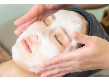 ピーロ(PiiiLO)の写真/毛穴のひらきや黒ずみ、シミケアに◎ざらつき解消で艶肌へ導くヘッドスパ付のフェイシャルケア