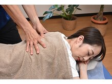 背中をゆるめ呼吸がしやすい状態にします！猫背など姿勢改善に