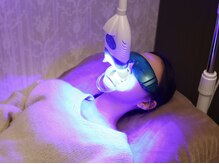 こちらはホワイトニング照射中の様子です♪