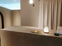 スウェイ 神戸三宮(SWAY)の雰囲気（フロント前にある季節の花木が月替わりでみなさまをお迎えします）
