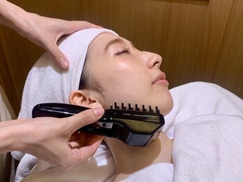 プレミアムバーバースパ パレスホテル店(PREMIUM BARBER SPA)の写真/お顔のむくみ・たるみ改善&頭皮のコリ解消で脳疲労もスッキリ!【デンキバリブラシ+ドライへットスパ¥6050】