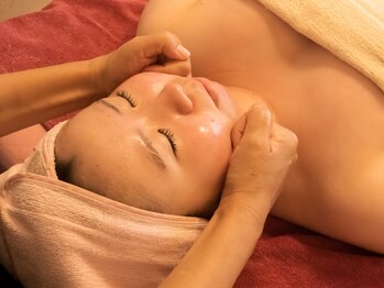 シエスタ(SIESTA)の写真/こわばった顔まわりをじっくり。すっきりとしたフェイスラインへ。