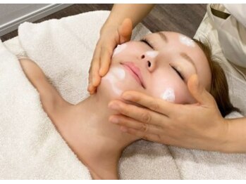 ESSENCIA【エッセンシア】の写真/《完全個室プライベートサロン》ヒト幹細胞導入でシミしわたるみ,くすみを根本改善し、理想の艶肌を実現!