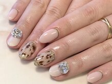 アートに3dビジューを組み合わせるのも人気です