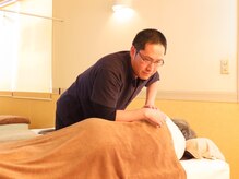 整体リラクゼーション スウィッチ/整体施術　うつ伏せでストレッチ