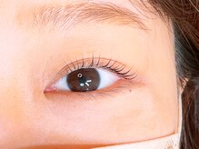 デイズ アイ ベクシー(Day`s eye Becsy)/目尻を流したタレ目のデザイン