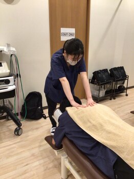 くまのみ整骨院 武蔵浦和院/肩の筋肉をほぐします！