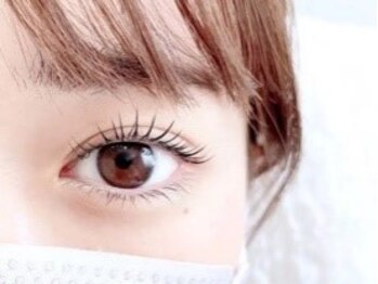 ワンズ 竜王店(ONE’S)の写真/【自まつ毛を最大限に長く見せる♪】自然でパッチリとした理想のお目元に変身！ビューラーいらず◎