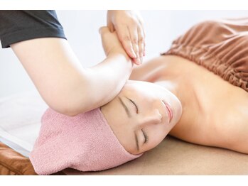 凛コルギ/小顔コルギ(軽い圧で骨を刺激)