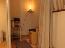 komo room【コモルーム】脱毛・フェイシャル・よもぎ蒸し【10/1 NEW OPEN（予定）】の雰囲気（よもぎ蒸しルームです＊タブレット視聴やお水のサービスも充実♪）
