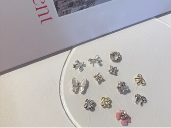 マルネイル 新宿店(MARU NAIL)の写真/季節感あるトレンドデザインで周りと差をつける♪豊富なカラー&パーツで、あなたの理想の指先を叶える☆