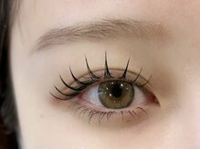 【フラットラッシュ】濃すぎるまつエクに疲れた方へ。羽のような軽さで、まつ毛の「影」を品よく味方にする