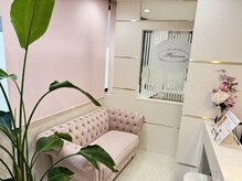 ロココ 仙台店(Rococo)の雰囲気（白×ピンク×ゴールドの家具で可愛らしい空間　）