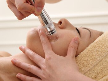 チェシル(CHESIL)の写真/ダイヤモンドピーリングで古い角質を徹底除去し、高濃度水素で抗酸化ケア！新陳代謝UPでシミ・しわケア◎